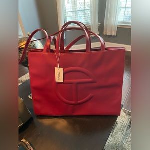 Brand new with tags LARGE sized burgundy Telfar bag. Excellent condition.